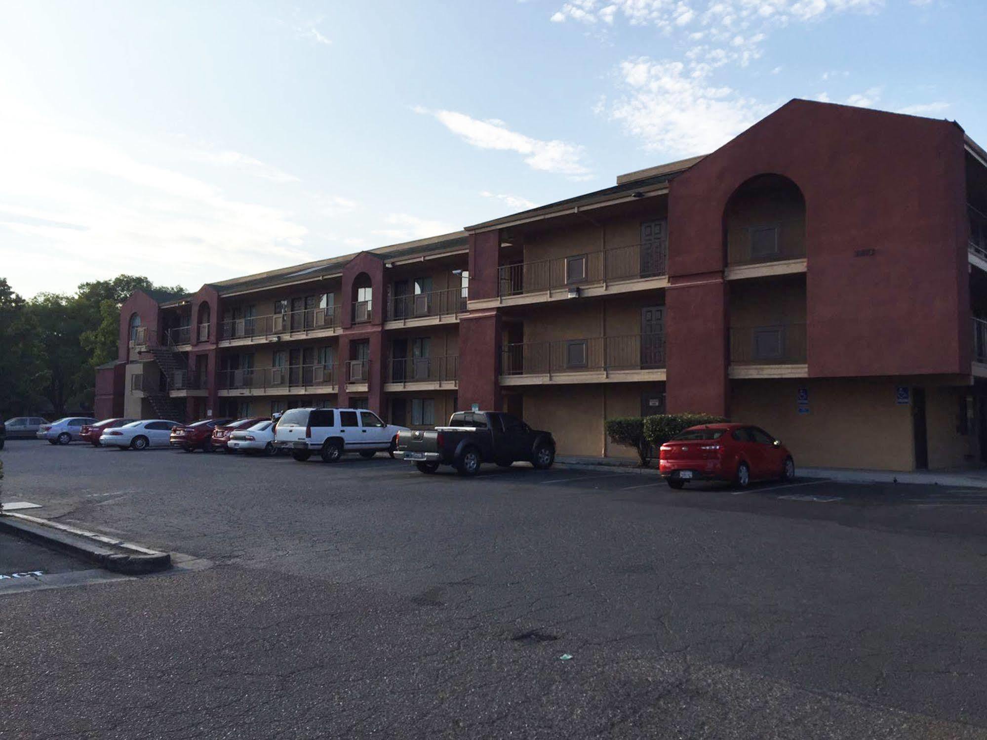 Budget Inn And Suites Stockton Yosemite Exterior photo