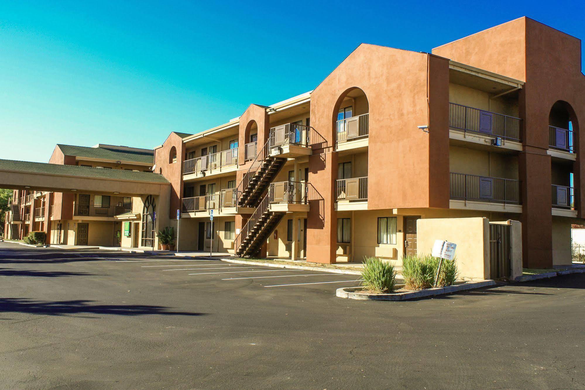 Budget Inn And Suites Stockton Yosemite Exterior photo