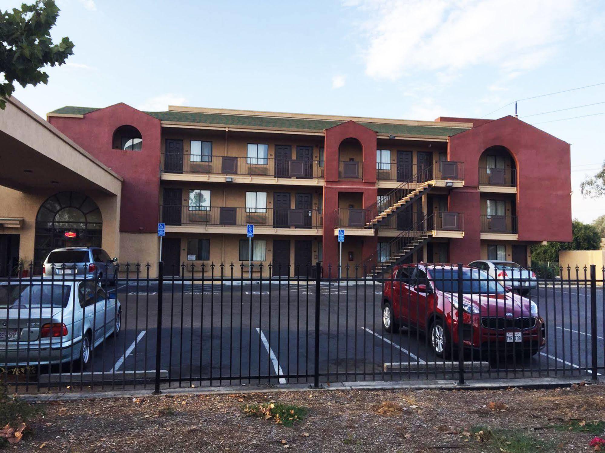 Budget Inn And Suites Stockton Yosemite Exterior photo